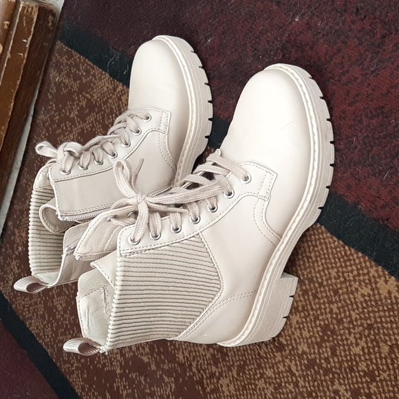 Girls beige boots size 2 - Picture 3 of 5